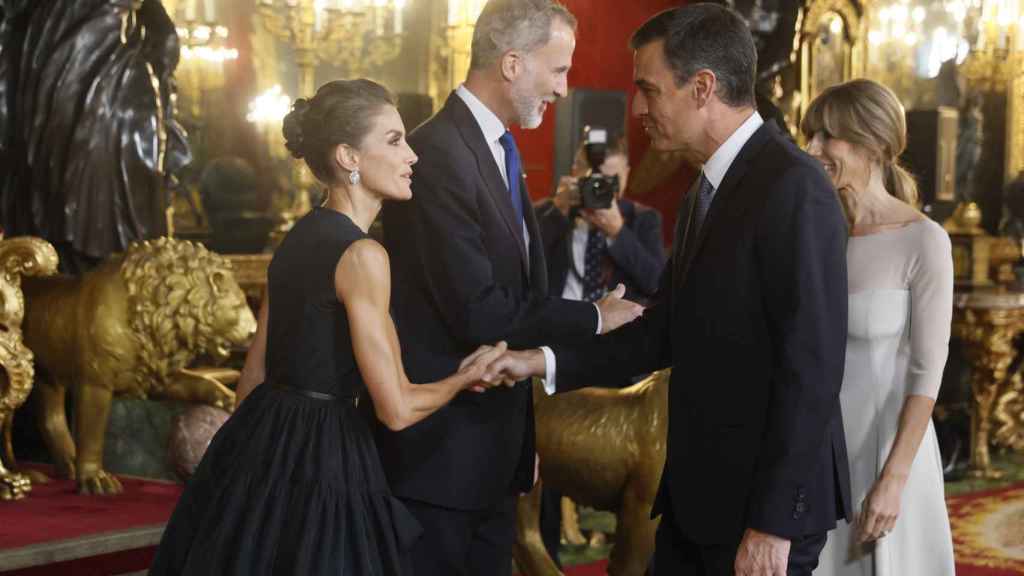 Los reyes Felipe VI y Letizia saludan al presidente del Gobierno, Pedro Sánchez, y su esposa, Begoña Gómez.