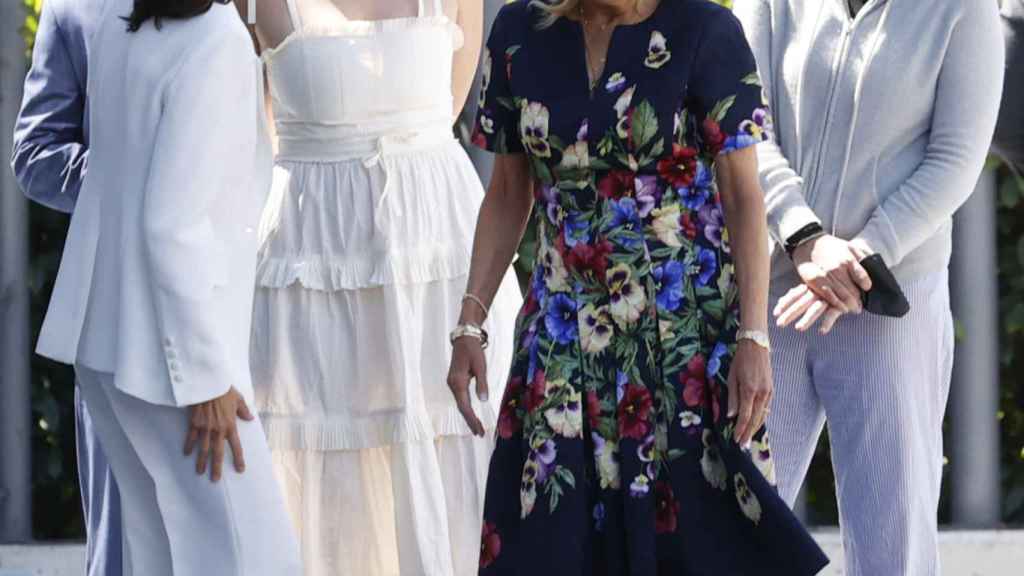 Jill Biden con sus nietas y la reina Letizia.