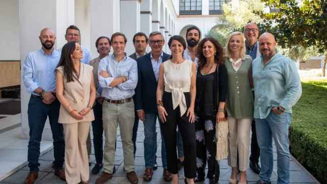 Macarena Olona con los miembros del grupo parlamentario de Vox en el patio del Parlamento andaluz.
