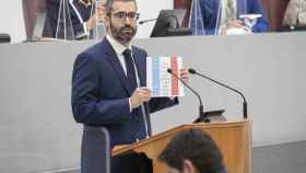 El portavoz del PSOE, Francisco Lucas, este miércoles, en el Debate del Estado de la Región comparando datos de la gestión del PSOE y del PP en la Moncloa.