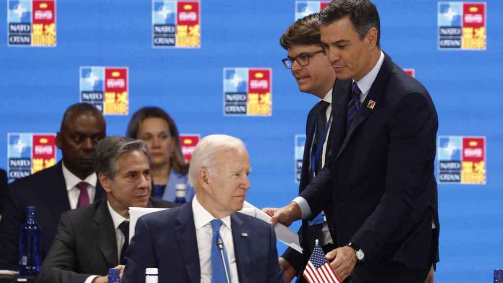 Pedro Sánchez saluda a Joe Biden a su llegada al plenario de la cumbre de las OTAN, en Madrid.