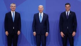 Pedro Sánchez posa junto a Joe Biden, presidente de EEUU, y el secretario general de la OTAN, Jens Stoltenberg, en la cumbre de Madrid.
