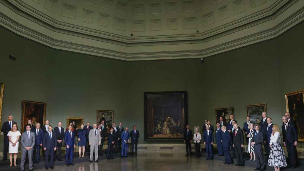 La foto de familia de todos los mandatarios que participan en la Cumbre de la OTAN, este miércoles ante las 'Meninas' de Velázquez.