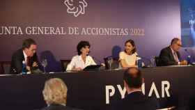 La ministra de Industria, Reyes Maroto, la CEO de Pymar, Almudena López del Pozo, durante la Junta de Accionistas.