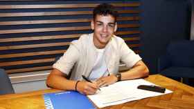 Andrés Caro firma su ampliación de contrato con el Málaga CF