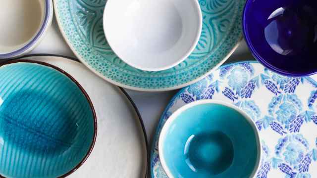 Cuencos y platos de cerámica apilados.