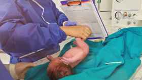 Los médicos toman una huella del pie del bebé para el inscribirle.