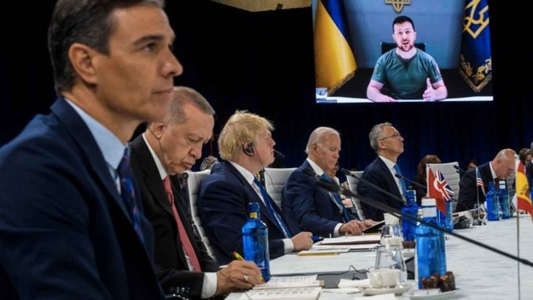 El presidente del Gobierno, Pedro Sánchez, escucha junto a los líderes de la OTAN al presidente de Ucrania.