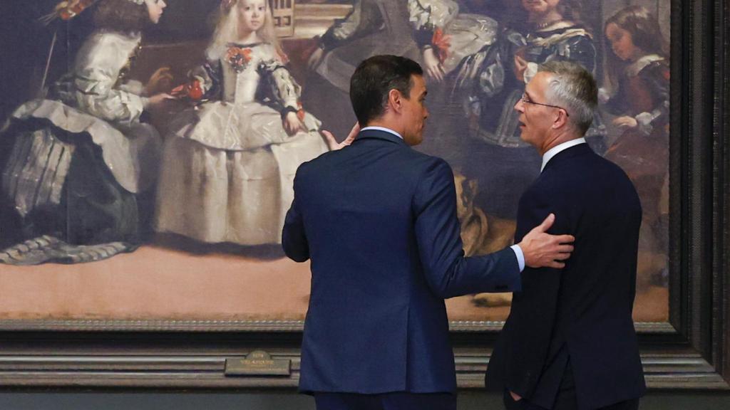 Pedro Sánchez, presidente del Gobierno, explica 'Las Meninas' de Velázquez a Jens Stoltenberg, secretario general de la OTAN.