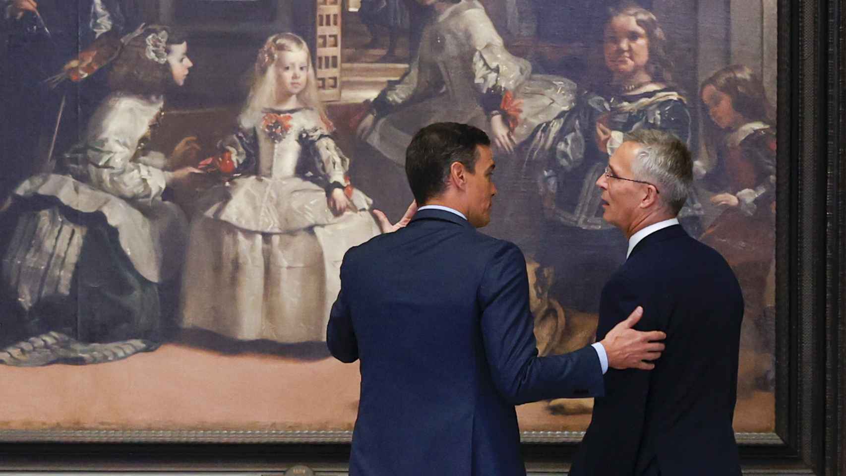 Pedro Sánchez, presidente del Gobierno, explica 'Las Meninas' de Velázquez a Jens Stoltenberg, secretario general de la OTAN.
