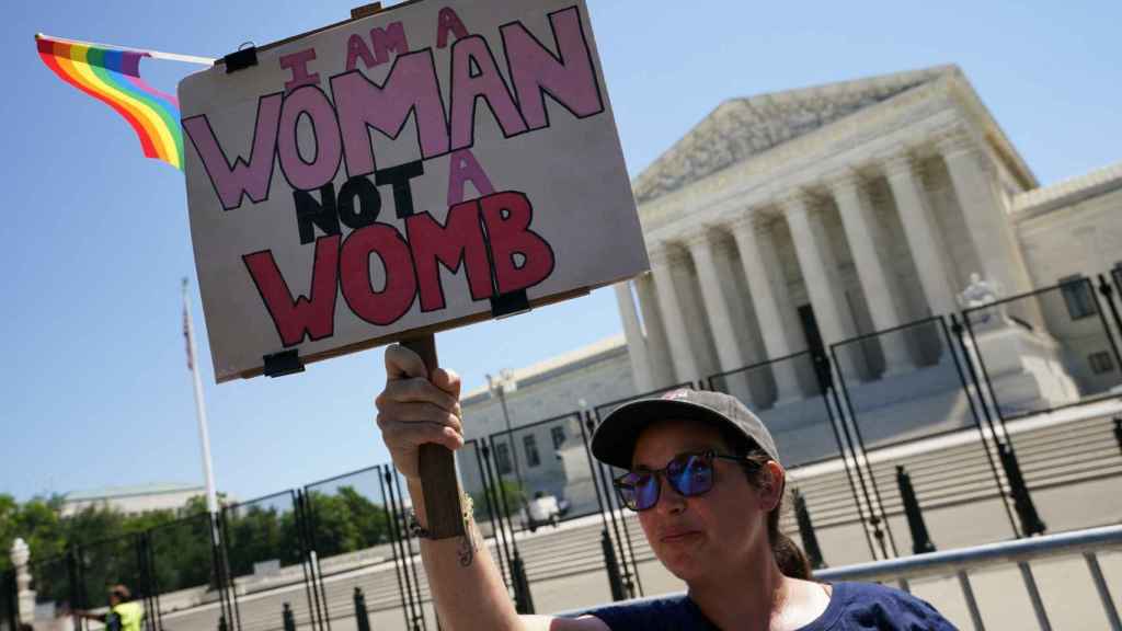 Una partidaria del aborto se manifiesta frente a la sede del Tribunal Supremo americano.