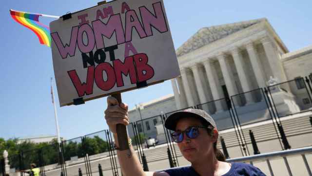 Una partidaria del aborto se manifiesta frente a la sede del Tribunal Supremo americano.