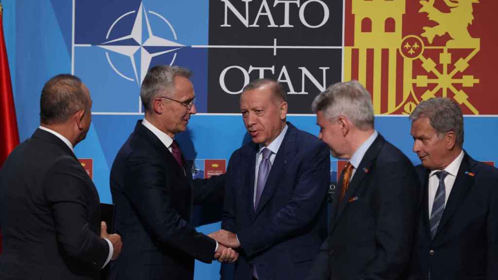 Jens Stolteneberg y el presidente turco, Recep Tayyip Erdogan, tras pactar el desbloqueo del ingreso de Suecia y Finlandia en la OTAN.