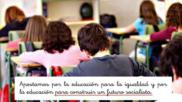 Un grupo de niños de primaria en una clase y un extracto del cuadernillo de verano repartido por el PSOE en La Rioja.