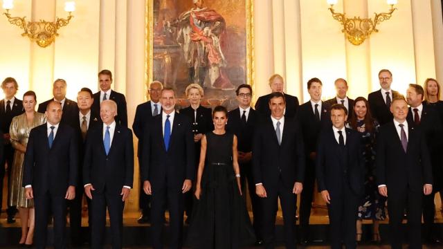 Posado de los asistentes a la cena de gala.