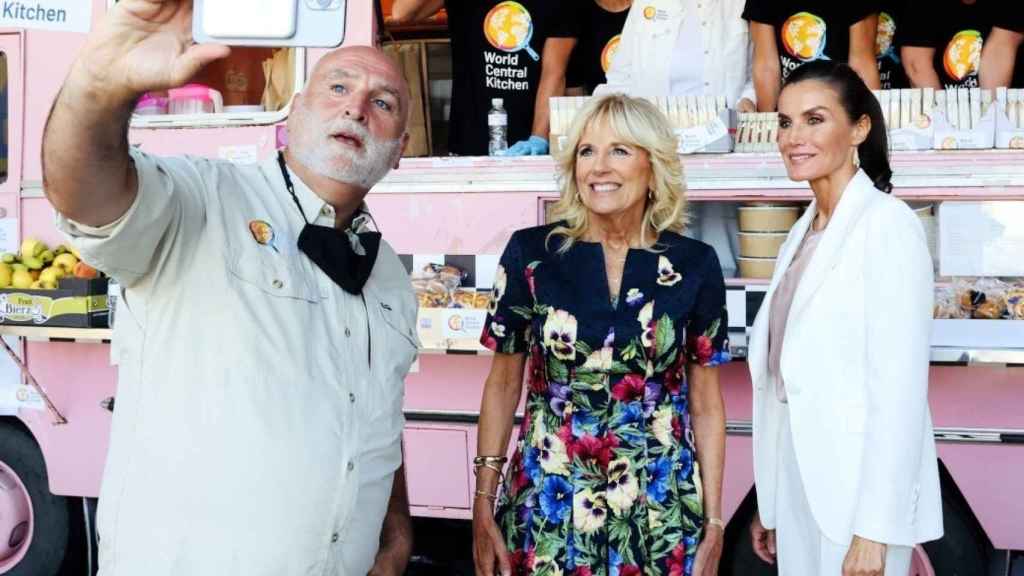 El chef José Andrés se hace un 'selfie' con la primera dama Jill Biden, la reina Letizia y el equipo de la ONG World Central Kitchen