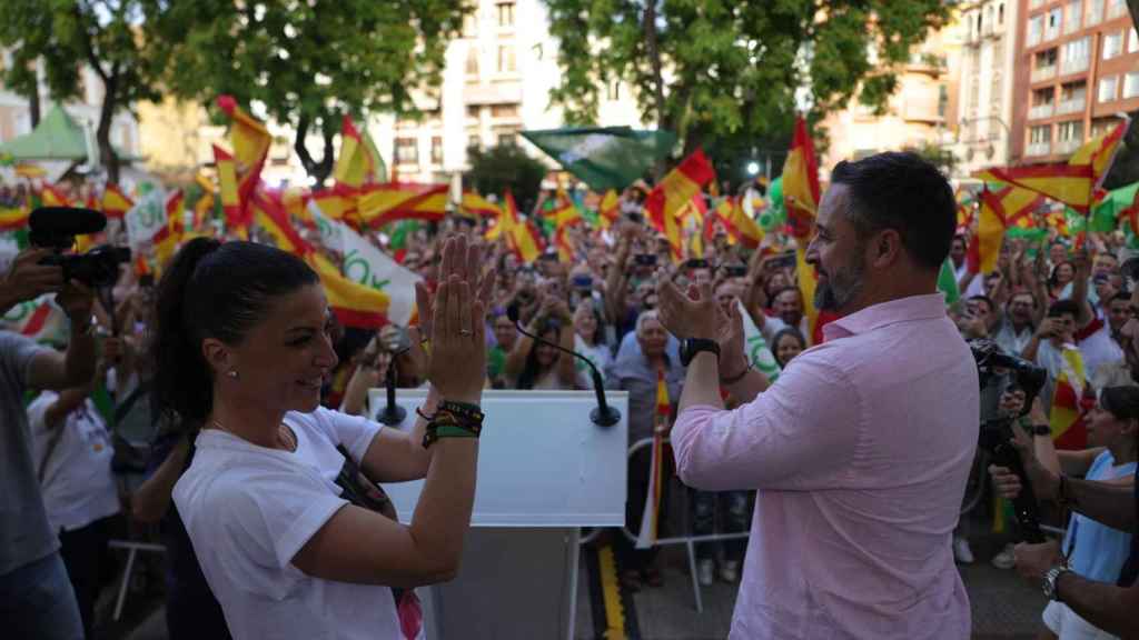 El líder de Vox, Santiago Abascal,  con Macarena Olona durante la campaña andaluza
