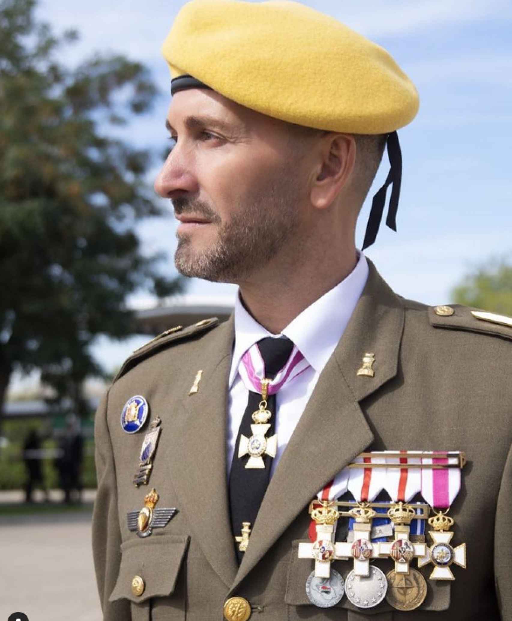 El militar vestido con su uniforme de gala.