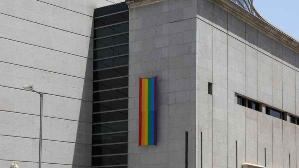 La enseña arcoíris en la fachada del Congreso de los Diputados, en 2020.