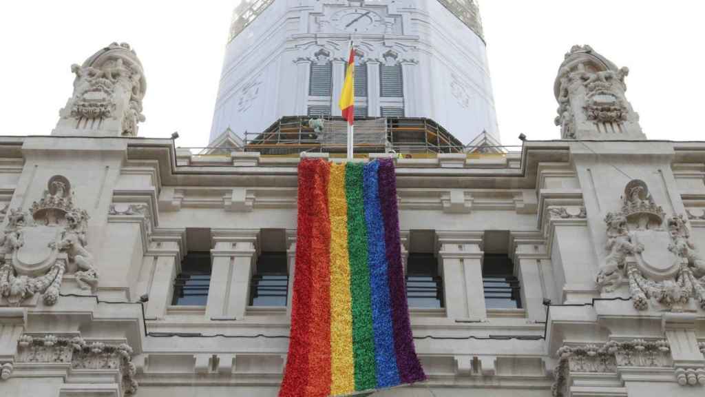Los colores LGTB, en la fachada del Ayuntamiento de Madrid en 2018.