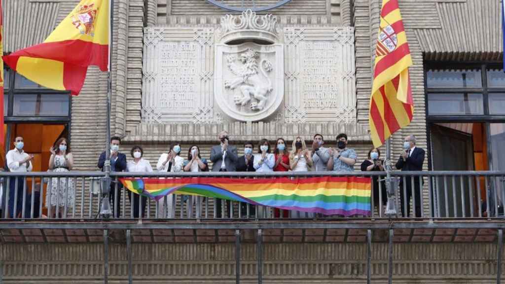 Pancarta LGTB colocada en el balcón del Ayuntamiento de Zaragoza.