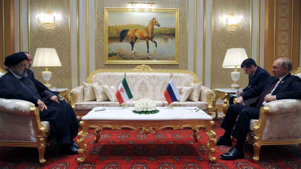 Putin, junto a Ebrahim Raisi, presidente de Irán, en su reunión bilateral durante la cumbre del Mar Caspio.