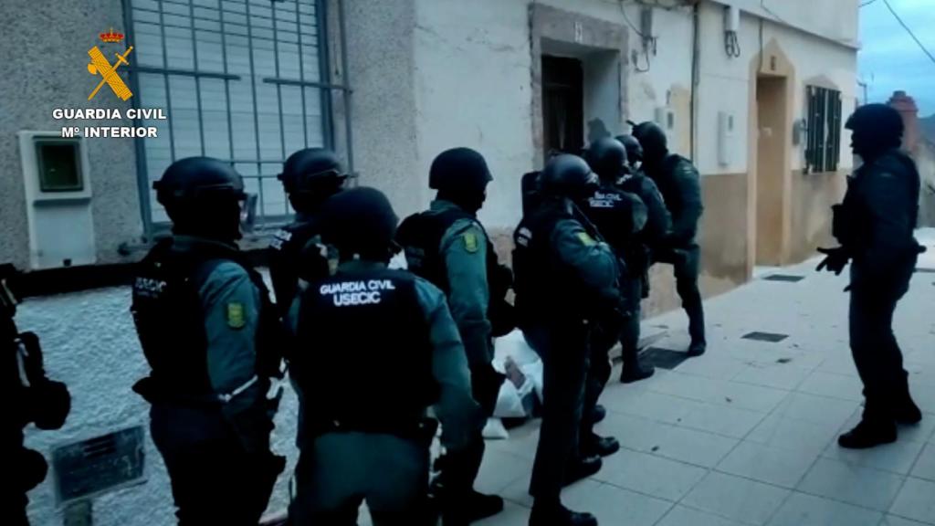 Detenidos todos los miembros de la banda: tres líderes y trece 'muleros económicos'.