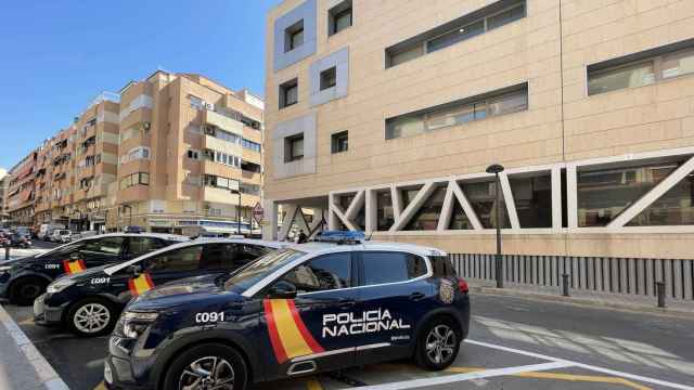 Vehículos de la Policía Nacional en Alicante, en imagen de archivo.