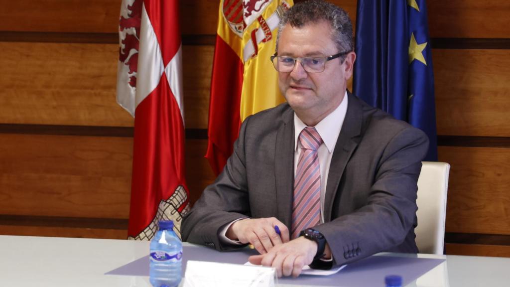 El consejero de Agricultura, Gerardo Dueñas, en una reunión con empresas de la distribución.
