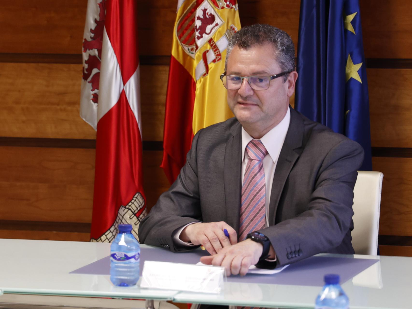 El consejero de Agricultura, Gerardo Dueñas, en una reunión con empresas de la distribución, el pasado miércoles.