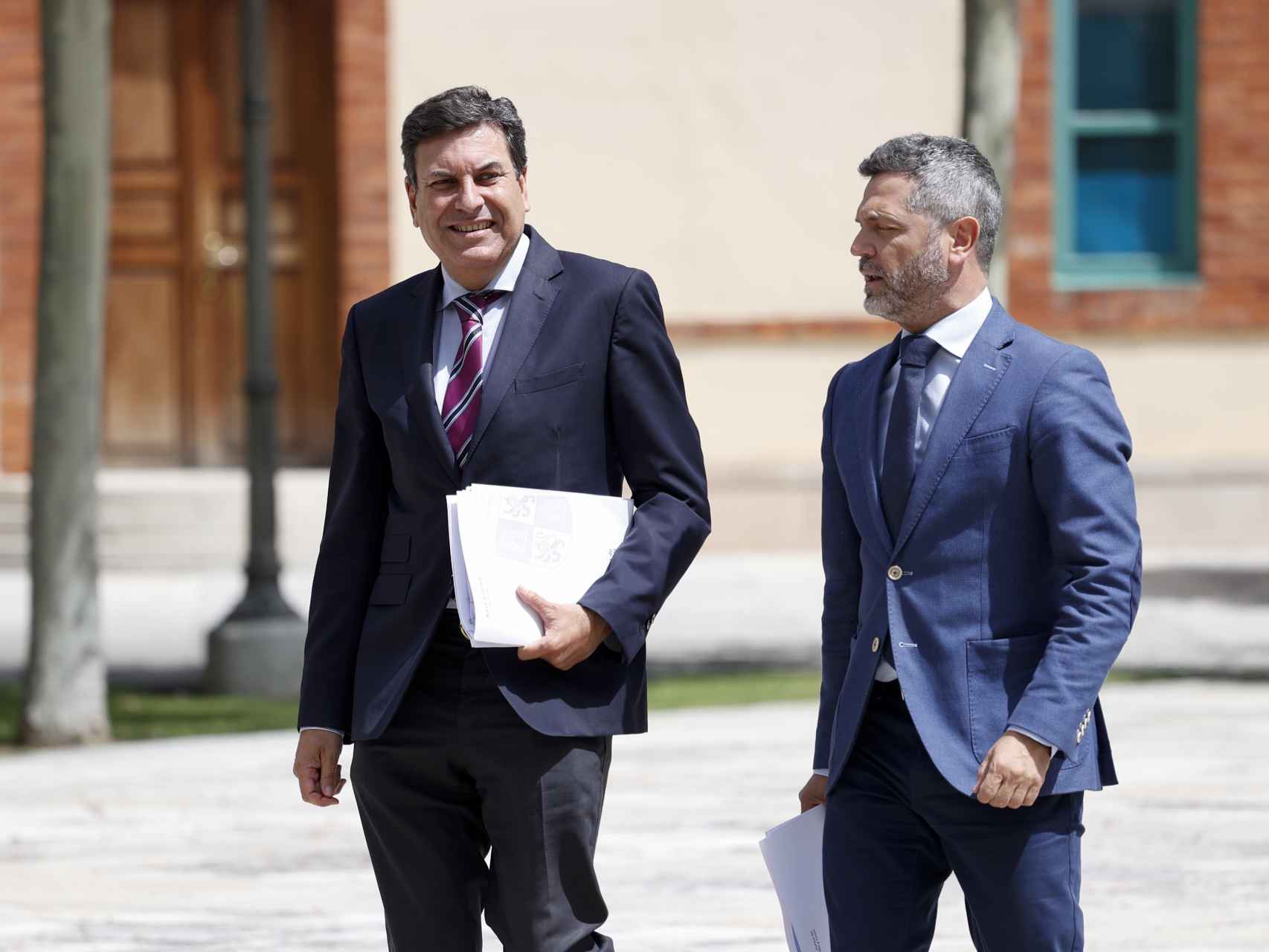 El portavoz de la Junta, Carlos Fernández Carriedo, a su llegada a la rueda de prensa posterior al Consejo de Gobierno, este jueves.