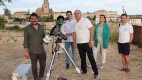 El concejal de Turismo, Fernando Castaño, presenta el observatorio astronómico desde el Cerro de San Vicente