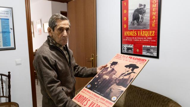 Andrés Vázquez, en su casa de Villalpando junto a algunos de sus recuerdos