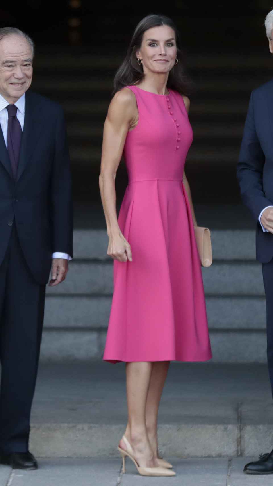 Letizia ha elegido un vestido de Carolina Herrera y complementos de Magrit.