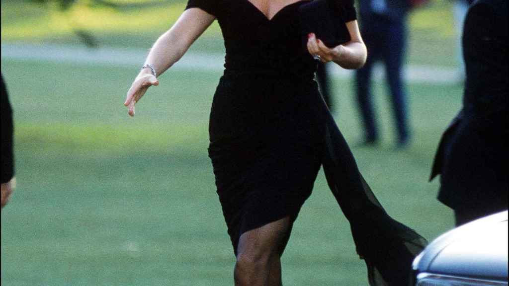 Lady Di con el vestido de la polémica en una fotografía tomada en 1994, en los Jardines de Kensington.