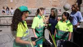 La alcaldesa de Toledo, Milagros Tolón, junto a varias trabajadoras del servicio municipal de limpieza viaria.
