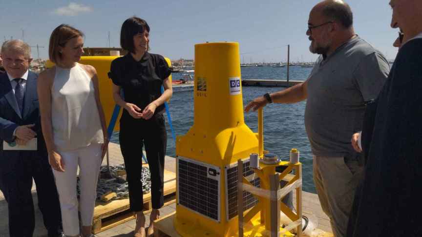 Juan Manuel Ruiz, profesor de investigación del Instituto Español de Oceanografía (IEO), este jueves, mostrando a la ministra de Ciencia, Diana Morant, una de las boyas con sensores que analizará el ecosistema del Mar Menor.