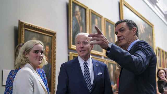 Pedro Sánchez muestra las obras del Museo del Prado a Joe Biden y su nieta, en la velada del pasado miércoles.
