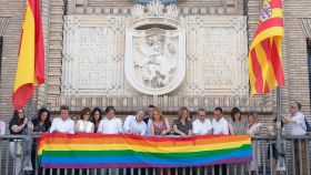 Colocación de la pancarta arcoíris en el balcón del Ayuntamiento de Zaragoza en 2019.