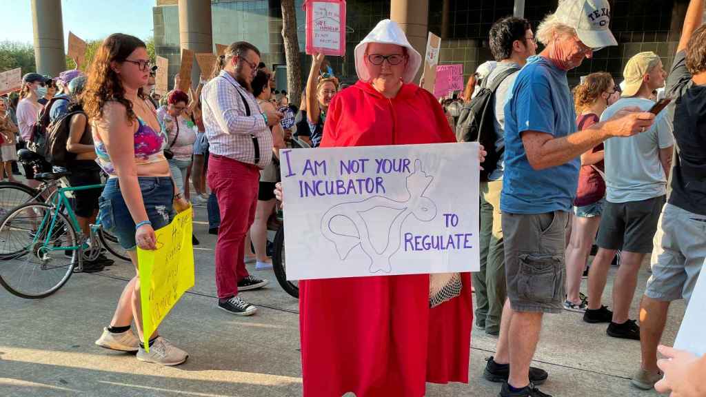Una mujer vestida como en la serie 'El cuento de la criada' durante una protesta proelección en Texas.