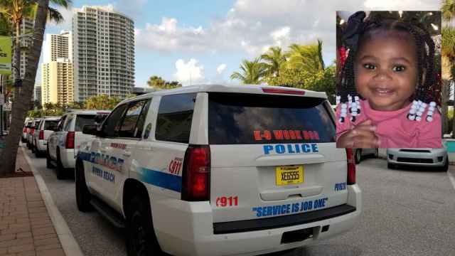 Vehículos de policía del estado de Florida, en Estados Unidos, y una fotografía de la menor fallecida.