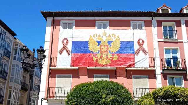 La bandera rusa desplegada en la fachada de una de las casas de la Plaza Mayor de Burgos.