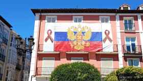 La bandera rusa desplegada en la fachada de una de las casas de la Plaza Mayor de Burgos.