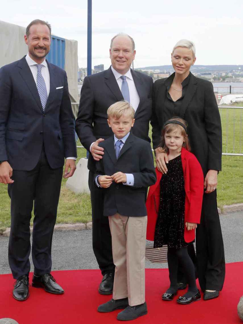 Charlène, en su primer viaje de estado desde hace años, junto a su familia y Haakon de Noruega.