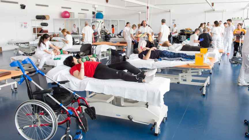 Pacientes haciendo rehabilitación en el gimnasio del Hospital Nacional de Parapléjicos.