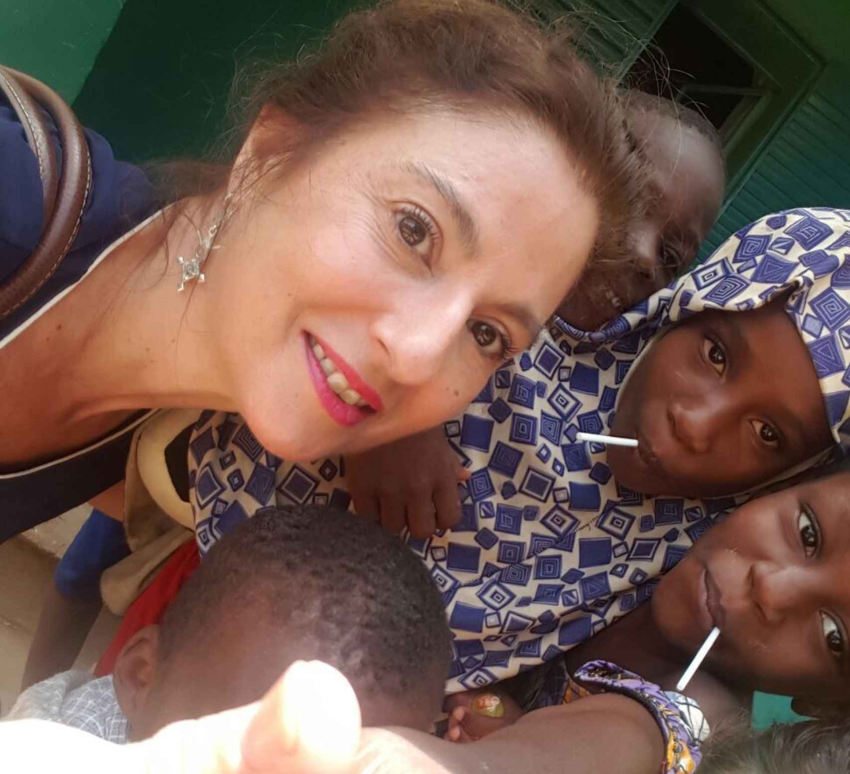 Blanca Rudilla junto a un grupo de menores en Níger.