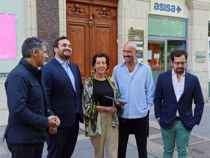 El senador del PP Luis Alberto Plaza, el diputado José Ángel Alonso, la senadora Mercedes Cantalapiedra, el secretario de Cultura del partido Jaime de los Santos y el diputado Eduardo Carazo, este viernes ante el portal de la casa de Miguel Delibes.