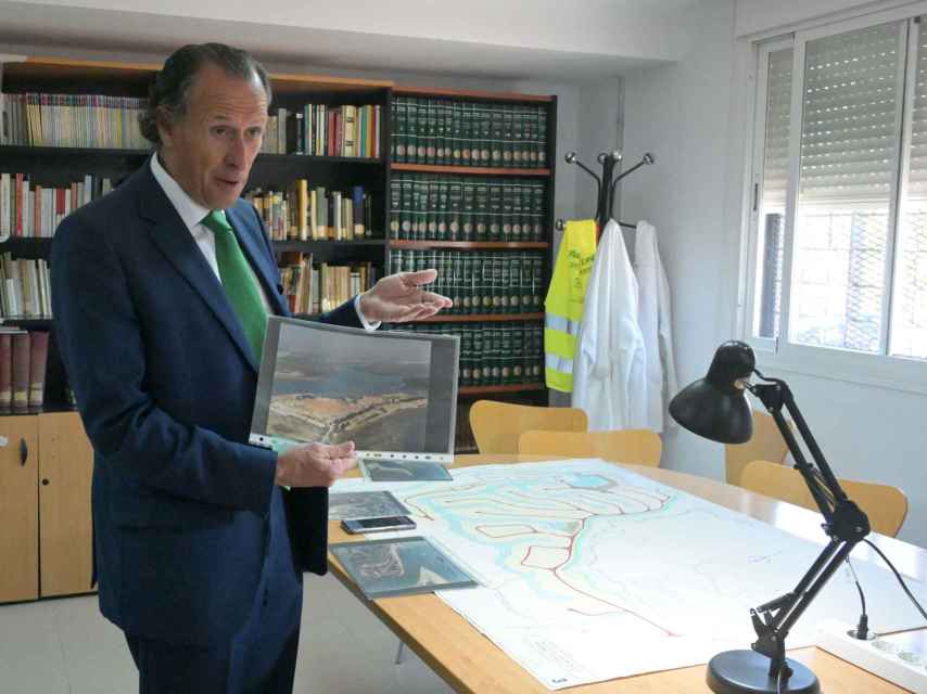 El alcalde de Chiclana, José María Román, explicando el proyecto en el Archivo Histórico.