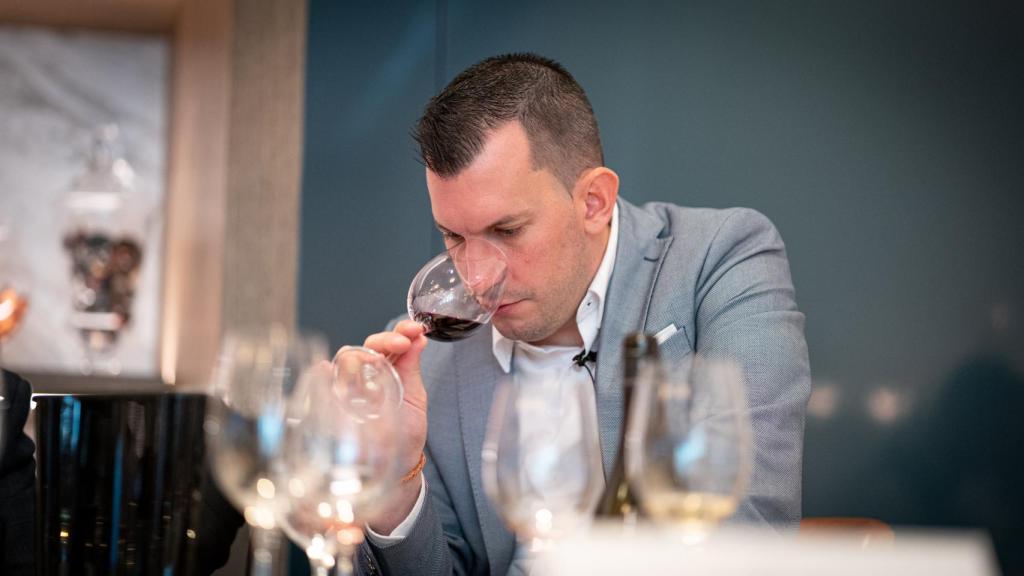 Diego González probando un vino.