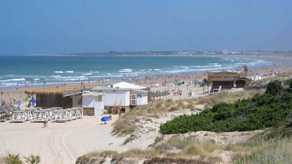 Panorámica completa de la playa de La Barrosa, tomada desde la Torre del Puerco, ya en la zona hotelera del Novo.
